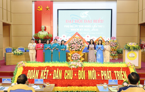 Đồng chí Nguyễn Thị Tình - Phó Chủ tịch Hội LHPN tỉnh Phú Thọ cùng các phòng ban chuyên môn của Tỉnh Hội tặng hoa chúc mừng