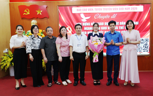 Đồng chí Nguyễn Tuấn Ngọc - Phó Bí thư Thường trực Đảng ủy xã Tam Nông cùng lãnh đạo Ban Xây dựng Đảng tặng hoa động viên cô giáo Phạm Thị Thu Phương