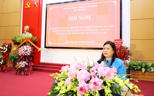 Đồng chí Lê Thị Thu Hiền - UVBTV, Trưởng Ban Xây dựng Đảng công bố các Quyết định