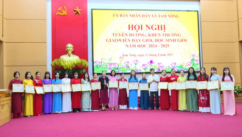 Lãnh đạo Sở Giáo dục khen thưởng cho các giáo viên dạy giỏi