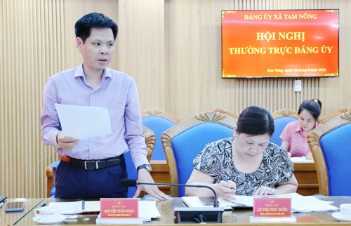 Đồng chí Nguyễn Tuấn Ngọc - Phó Bí thư Thường trực Đảng ủy xã phát biểu tại hội nghị