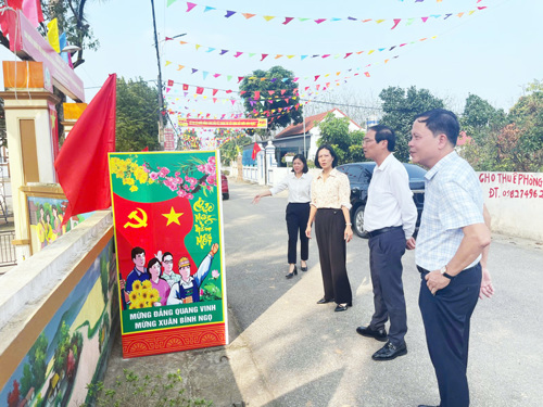 Đồng chí Đỗ Hùng Sơn - Chủ tịch UBBC xã kiểm tra tại Khu 11 Dân Quyền