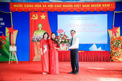 Đồng chí Quách Hải Lý - Bí thư Đảng ủy, Chủ tịch HĐND xã Tam Nông tặng hoa chúc mừng Trường Tiểu học Hương Nộn