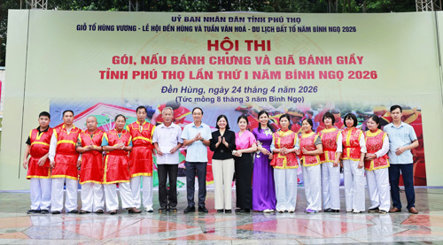 Đồng chí Đỗ Hùng Sơn - PBT Đảng ủy, Chủ tịch UBND xã Tam Nông cùng lãnh đạo UBND xã chúc mừng thành tích của Đội Bánh Chưng - Bánh Giầy