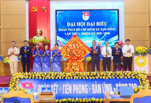 Thường trực Đảng ủy, HĐND, UBND, UBMTTQ xã Tam Nông tặng hoa chúc mừng Đại hội