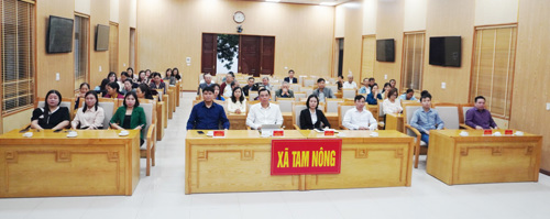 Các đại biểu tham dự buổi TXCT với người ứng cử Đại biểu HĐND tỉnh tại điểm cầu xã Tam Nông