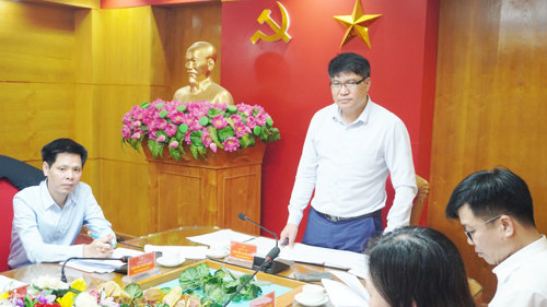 Đồng chí Nguyễn Khắc Long - Ủy viên BTV Đảng ủy, Chủ tịch Ủy ban MTTQ xã, Trưởng khối thi đua Đảng - Đoàn thể chủ trì hội nghị