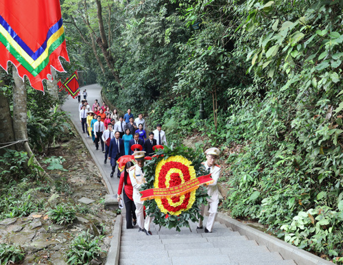 Xã Tam Nông về dâng hương tại Đền Hùng