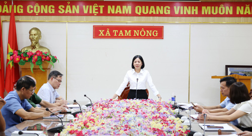 Đồng chí Cao Thị Thu Phương - Ủy viên Ban Thường vụ, Phó Chủ tịch Ủy ban nhân dân xã - Trưởng Ban Tổ chức các hoạt động văn hóa, văn nghệ, thể thao chủ trì hội nghị