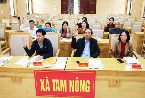 Các đại biểu biểu quyết thông qua cơ cấu, thành phần và số lượng người được giới thiệu ứng cử đại biểu HĐND xã Tam Nông khóa II, nhiệm kỳ 2026-2031