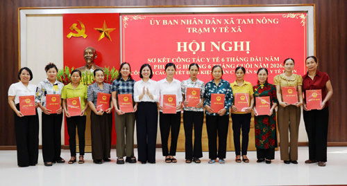 Đồng chí Cao Thị Thu Phương - UVBTV, Phó Chủ tịch UBND xã Tam Nông trao Quyết định công nhận nhiệm vụ cho 12 đồng chí CTV Dân số và 12 đồng chí Y tế thôn.