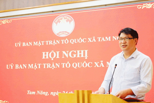 Đồng chí Nguyễn Khắc Long – UVBTV, Chủ tịch UBMTTQ Việt nam xã Tam Nông phát biểu tại hội nghị