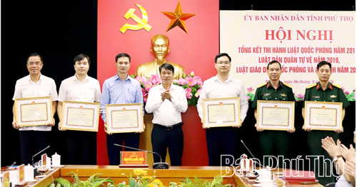 Đồng chí Nguyễn Khắc Hiếu - Tỉnh ủy viên, Phó Chủ tịch UBND tỉnh trao Bằng khen của Chủ tịch UBND tỉnh Phú Thọ cho các tập thể và cá nhân, trong đó có xã Tam Nông