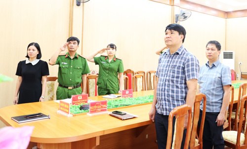Các đại biểu thực hiện nghi lễ chào cờ