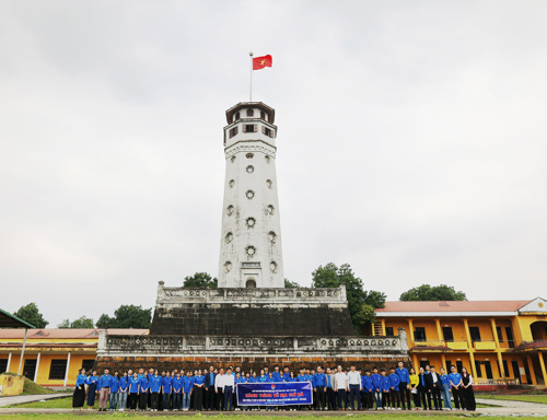 Các đại biểu chụp ảnh lưu niệm tại Cột cờ Hưng Hóa