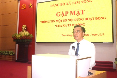 Đồng chí Quách Hải Lý – Bí thư Đảng uỷ, Chủ tịch HĐND xã Tam Nông phát biểu tại buổi gặp mặt