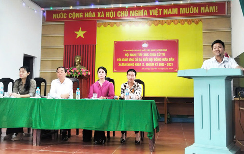 Ông Nguyễn Công Tính - Công chức Phòng VH-XH biệt phái Trung tâm Dịch vụ SNC xã ứng viên trình bày chương trình hành động