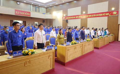 Các Đại biểu thực hiện nghi thức chào cờ tại Đại hội