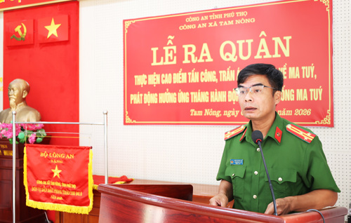 Đồng chí Thiều Quang Lập - UVBTV, Trưởng Công an xã Tam Nông phát biểu tại Lễ ra quân