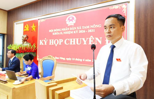 Đồng chí Nguyễn Ngọc Minh - UVBTV, Phó Chủ tịch UBND xã thông qua Tờ trình trước HĐND xã