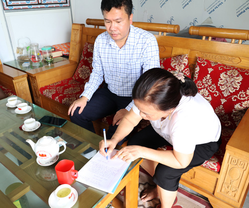 Đoàn công tác của xã Tam Nông tuyên truyền, vận động và gia đình Bà Lê Thị Oanh đã tự giác viết và ký cam kết tháo dỡ công trình vi phạm
