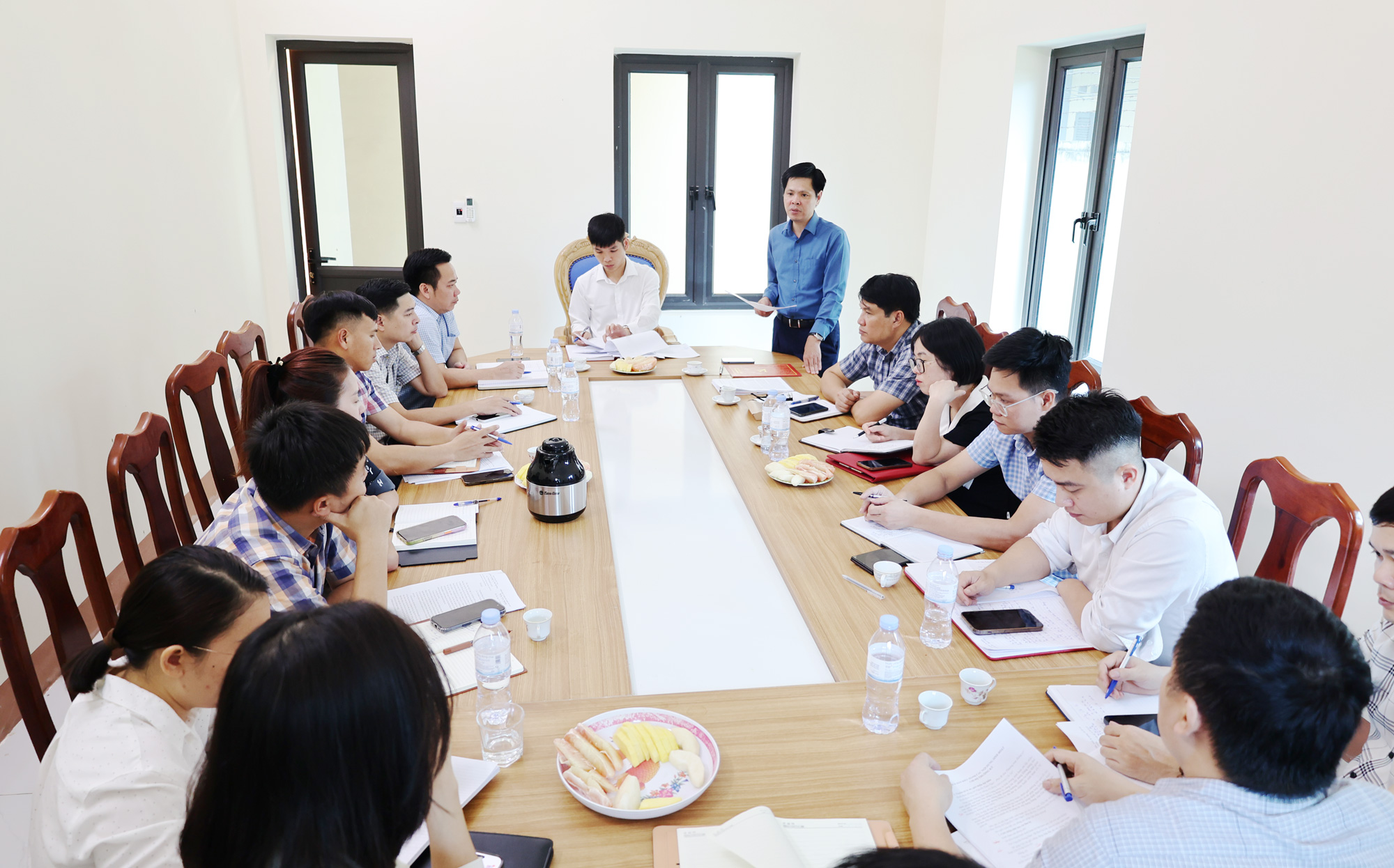 ĐỒNG CHÍ PHÓ BÍ THƯ THƯỜNG TRỰC ĐẢNG UỶ DỰ VÀ CHỈ ĐẠO HỌP CHI BỘ CHI NHÁNH VĂN PHÒNG ĐĂNG KÝ ĐẤT ĐAI TAM NÔNG.