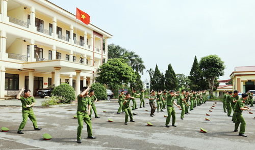 Lực lượng Công an xã Tam Nông tích cực ra quân huấn luyện, diễn tập điều lệnh, võ thuật nâng cao sẵn sàng chiến đấu.
