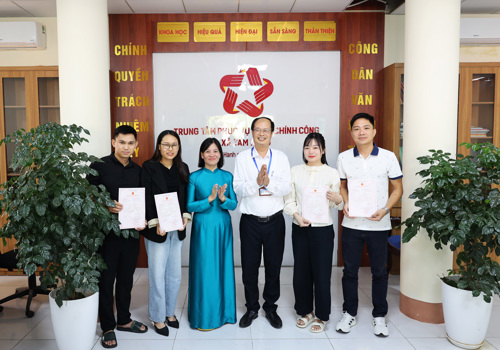 Lãnh đạo Trung tâm Phục vụ Hành chính công xã Tam Nông trao giấy Đăng ký kết hôn cho 02 đôi bạn trẻ.