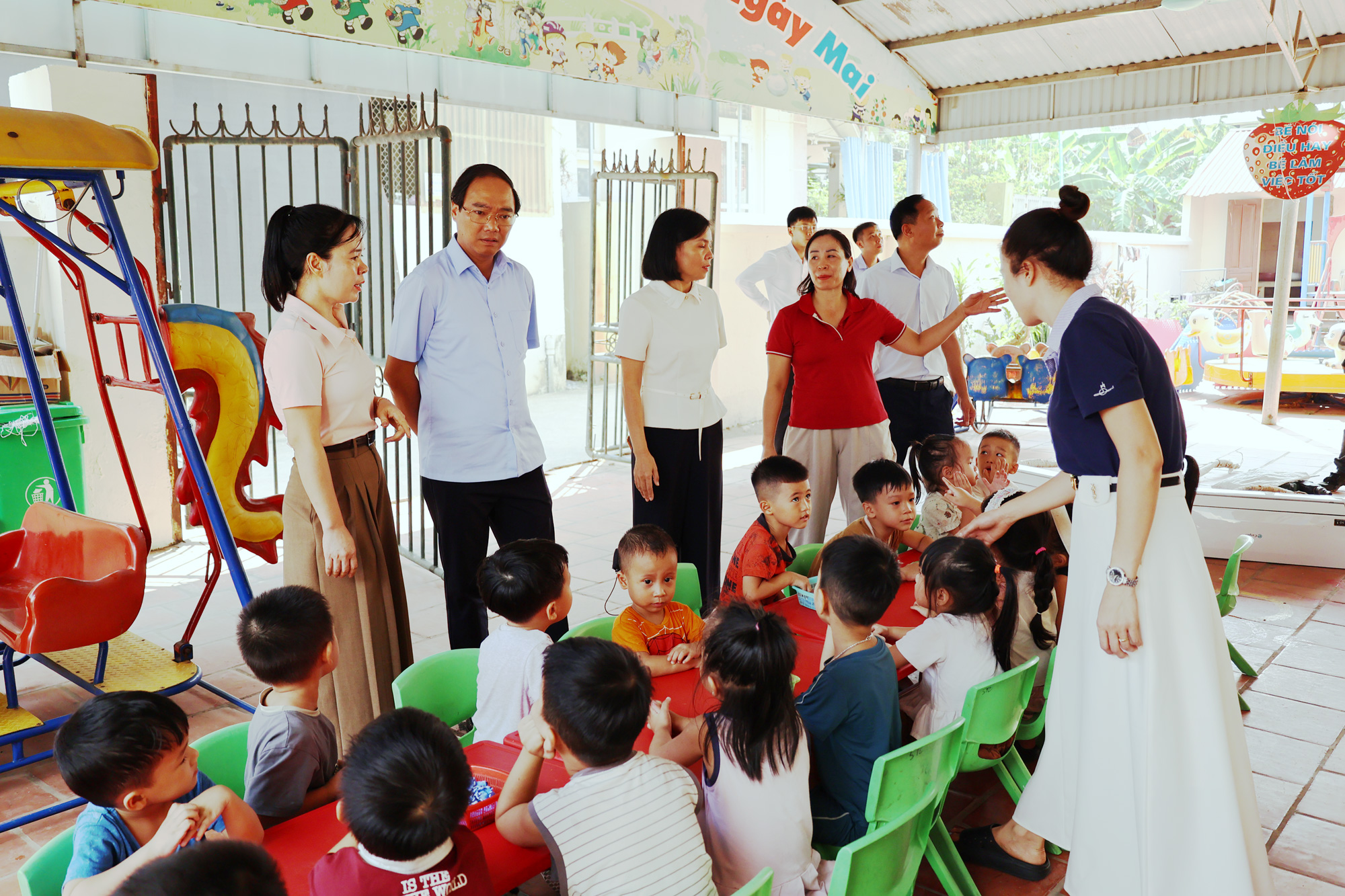 CHỦ TỊCH UBND XÃ TAM NÔNG KIỂM TRA ĐỘT XUẤT CHẤT LƯỢNG BỮA ĂN VÀ CÔNG TÁC BÁN TRÚ TẠI TRƯỜNG MẦM NON TAM NÔNG (PHÂN HIỆU HỒNG ĐÀ).