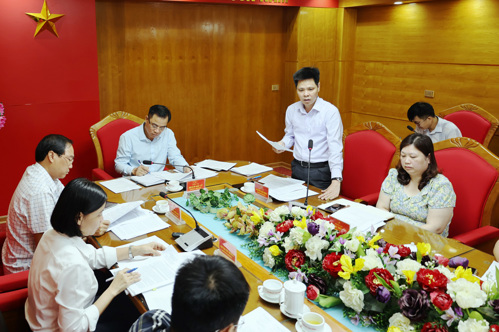 Đồng chí Nguyễn Tuấn Ngọc - Phó Bí thư Thường trực Đảng ủy phát biểu tại hội nghị