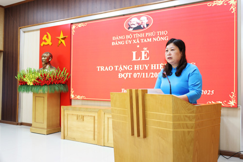 Đồng chí Lê Thị Thu Hiền - UVBTV, Trưởng Ban Xây dựng Đảng xã Tam Nông công bố các Quyết định trao tặng Huy hiệu Đảng cho Đảng viên