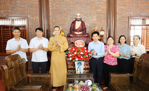 Đồng chí Nguyễn Tuấn Ngọc - PBT Thường trực Đảng ủy xã Tam Nông cùng đoàn công tác tặng hoa chúc mừng Quý Hòa thượng, tăng, ni, phật tử Chùa Linh Thắng