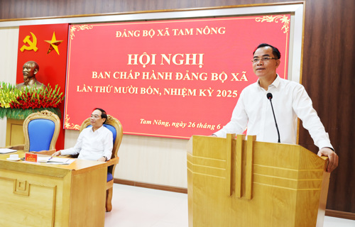 Đồng chí Quách Hải Lý - Bí thư Đảng ủy, Chủ tịch HĐND xã phát biểu kết luận hội nghị