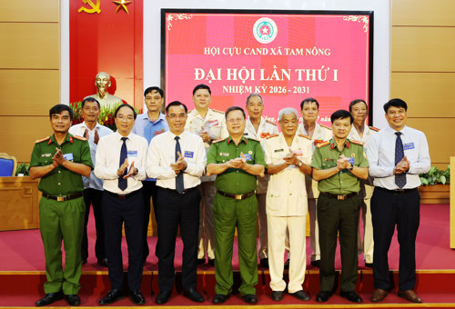 Các đại biểu chụp ảnh lưu niệm với BCH Hội Cựu CAND xã Tam Nông khóa mới