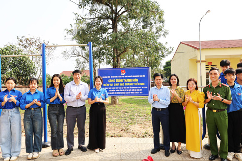 Các đại biểu chụp ảnh lưu niệm tại Công trình Thanh niên