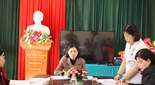 Đồng chí Cao Thị Thu Phương - UVBTV, Phó Chủ tịch UBND xã dự và chỉ đạo hội nghị