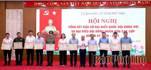Khen thưởng cho các tập thể, cá nhân có nhiều thành tích trong công tác Bầu cử