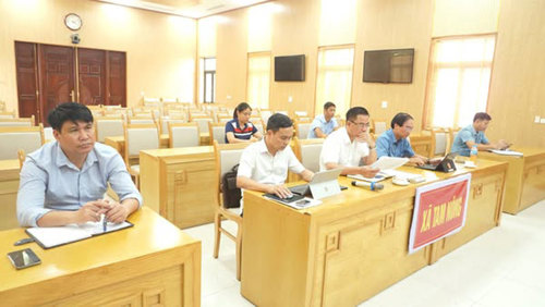 Các đại biểu tham gia tại điểm cầu xã Tam Nông tỉnh Phú Thọ