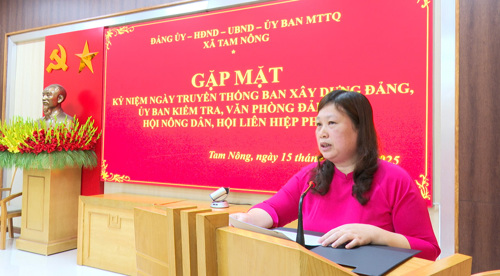 Đồng chí Lê Thị Thu Hiền - UVBTV, Trưởng Ban Xây dựng Đảng thay mặt cho các đơn vị phát biểu cảm ơn sự quan tâm của các đồng chí lãnh đạo xã