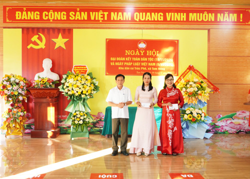 Khen thưởng cho các tập thể, cá nhân trong khu dân cư