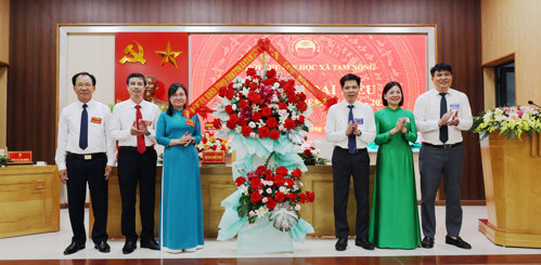 Đồng chí Nguyễn Tuấn Ngọc - Phó Bí thư Thường trực Đảng ủy xã phát biểu chỉ đạo và tặng hoa chúc mừng Đại hội