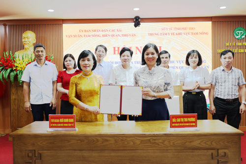 Đồng chí Cao Thị Thu Phương - UVBTV, Phó Chủ tịch UBND xã Tam Nông tham gia ký kết Quy chế phối hợp