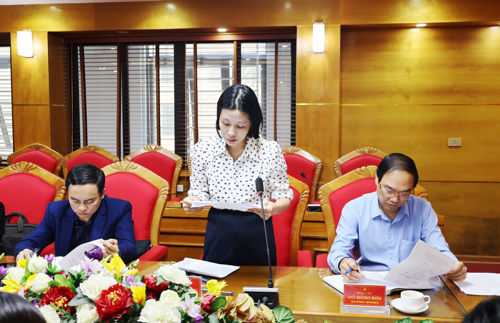 Đồng chí Nguyễn Thị Thu Trang - UVBTV, Phó Chủ tịch HĐND xã thông qua tờ trình về việc phân bổ ứng viên về các khu vực bỏ phiếu