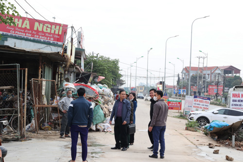 Giải tỏa hành lang ATGT tại khu 14 Dân Quyền xã Tam Nông