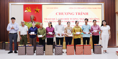 Lãnh đạo UBMTTQ Việt Nam xã và lãnh đạo Công ty trao quà cho các đối tượng