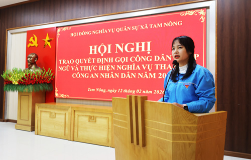 Đồng chí Nguyễn Thị Phương - ĐUV, Phó Chủ tịch UBMTTQ xã đồng thời là Bí thư Đoàn xã phát biểu tại hội nghị