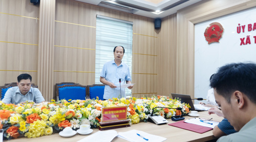 Giám đốc Trung tâm HCC xã tam Nông trình bày báo cáo tại hội nghị
