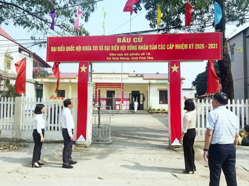 ĐỒNG CHÍ ĐỖ HÙNG SƠN - CHỦ TỊCH UBBC XÃ TAM NÔNG TRỰC TIẾP THỊ SÁT, CHỈ ĐẠO CÔNG TÁC TRANG TRÍ KHÁNH TIẾT PHUCJ VỤ BẦU CỬ