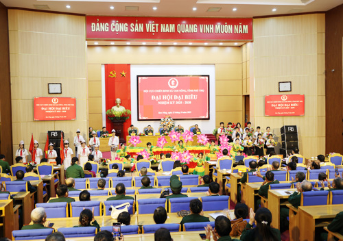 Tiết mục văn nghệ của học sinh THCS Hưng Hóa chào mừng Đại hội