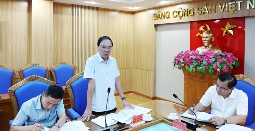 Đồng chí Đỗ Hùng Sơn - Phó Bí thư Đảng ủy, Chủ tịch UBND xã phát biểu tại hội nghị